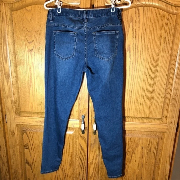 Free People Women’s Busted Knee distressed skinny jeans Size US Waist 28 - Picture 2 of 16